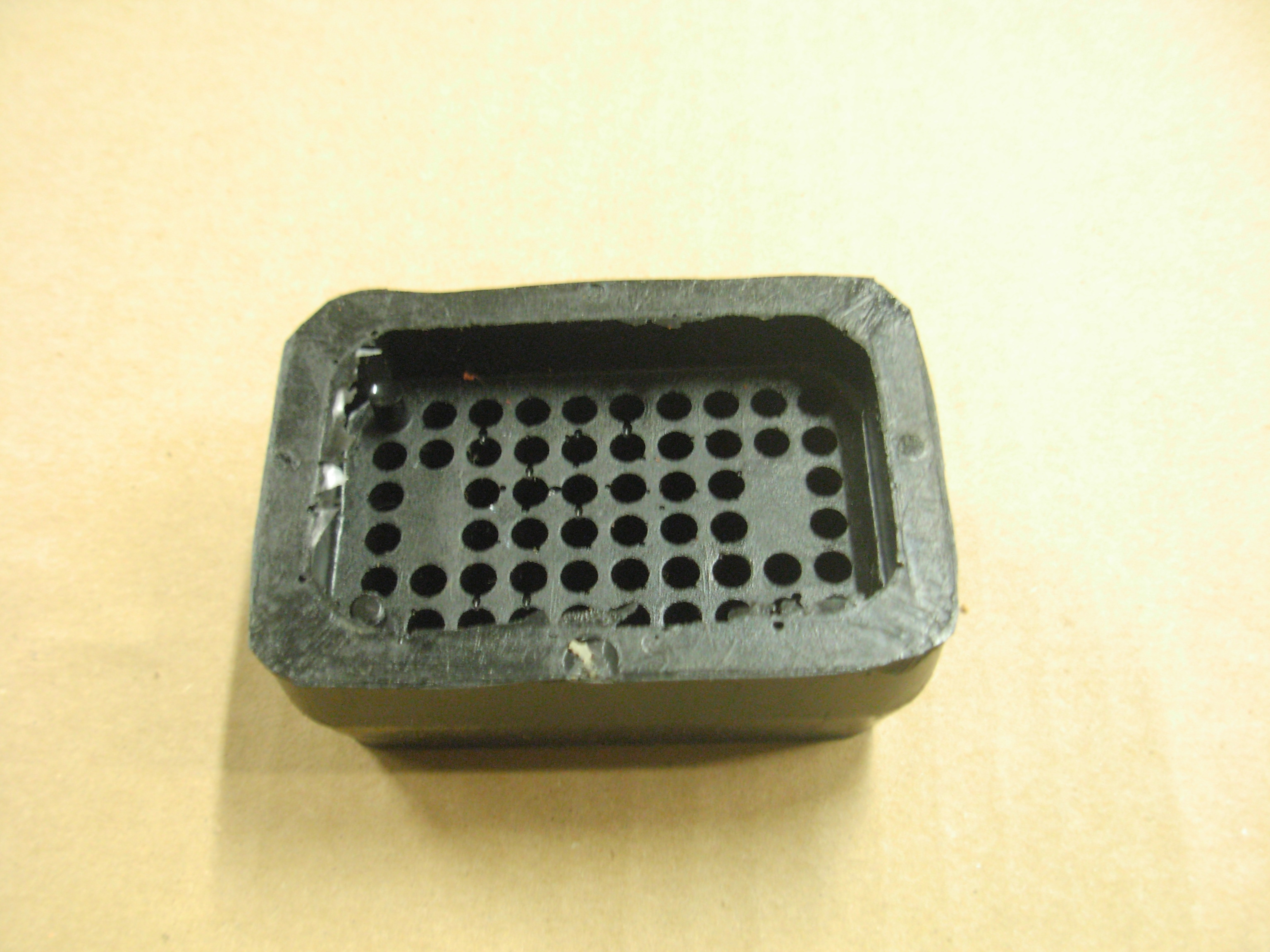 PLUG, DRAIN 1/8” HOLES - STANDARD H275101